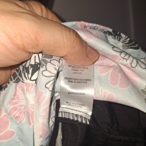 Cassandra O Scrub Top with Flower Design. Size M - Picture 4 of 6